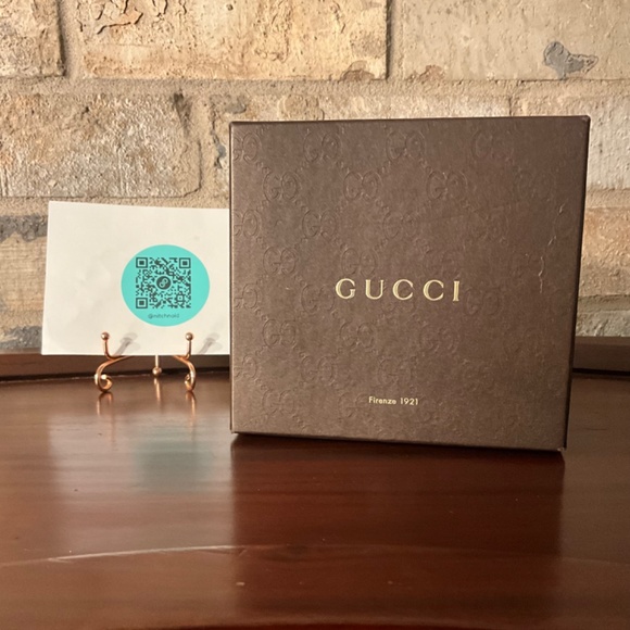 AUTHENTIC GUCCI RED PATENT LEATHER COMPACT WALLET - Picture 2 of 16